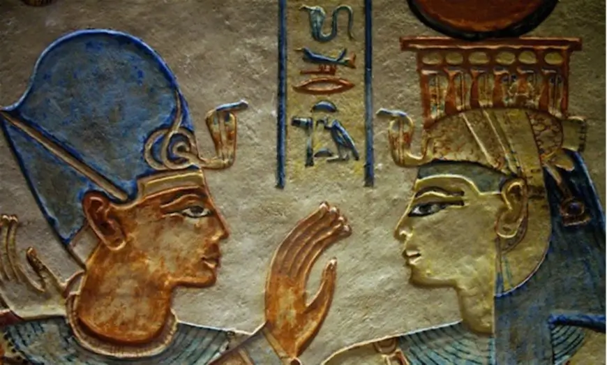 نقش برجسته غرق شده نقاشی شده از پادشاه که توسط یک الهه در آغوش گرفته شده است. Tomb of Amenherkhepshef